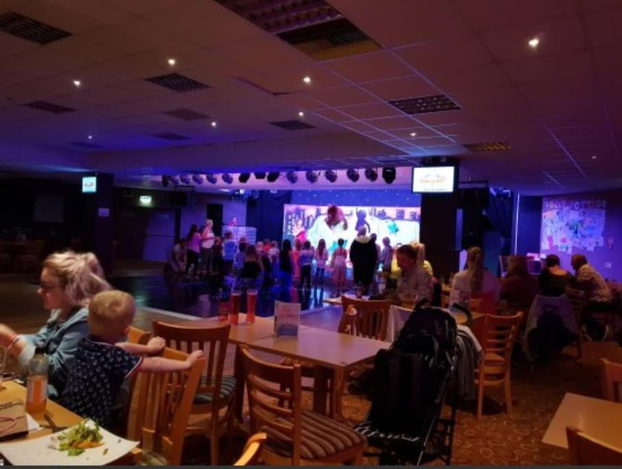 Large 4 Person Couples And Family Caravan In Newquay Bay Resort Zewnętrze zdjęcie