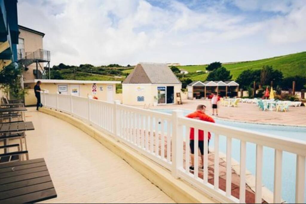 Large 4 Person Couples And Family Caravan In Newquay Bay Resort Zewnętrze zdjęcie