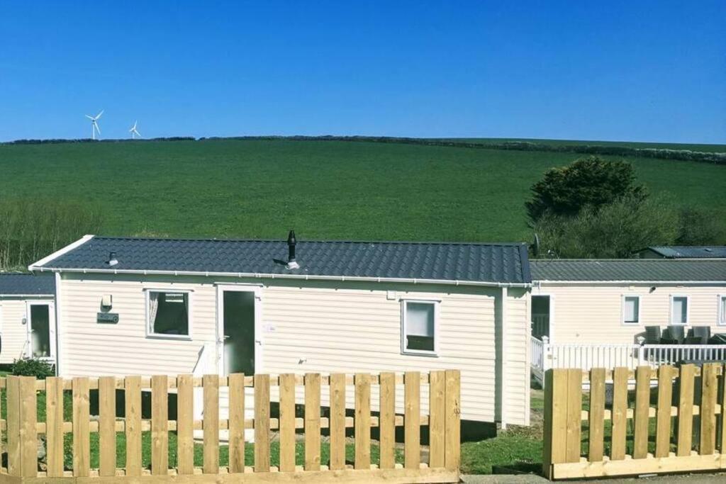 Large 4 Person Couples And Family Caravan In Newquay Bay Resort Zewnętrze zdjęcie