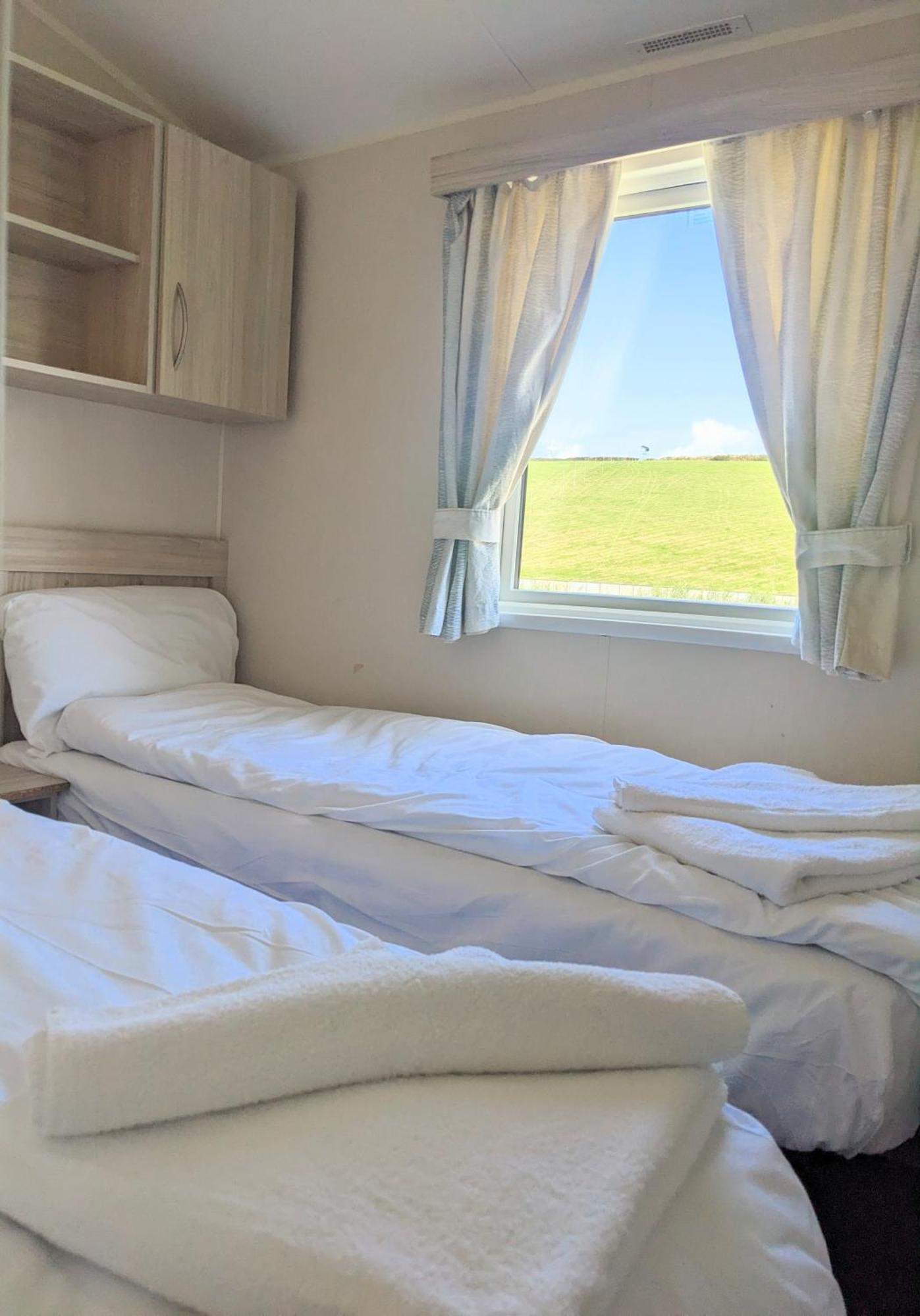 Large 4 Person Couples And Family Caravan In Newquay Bay Resort Zewnętrze zdjęcie