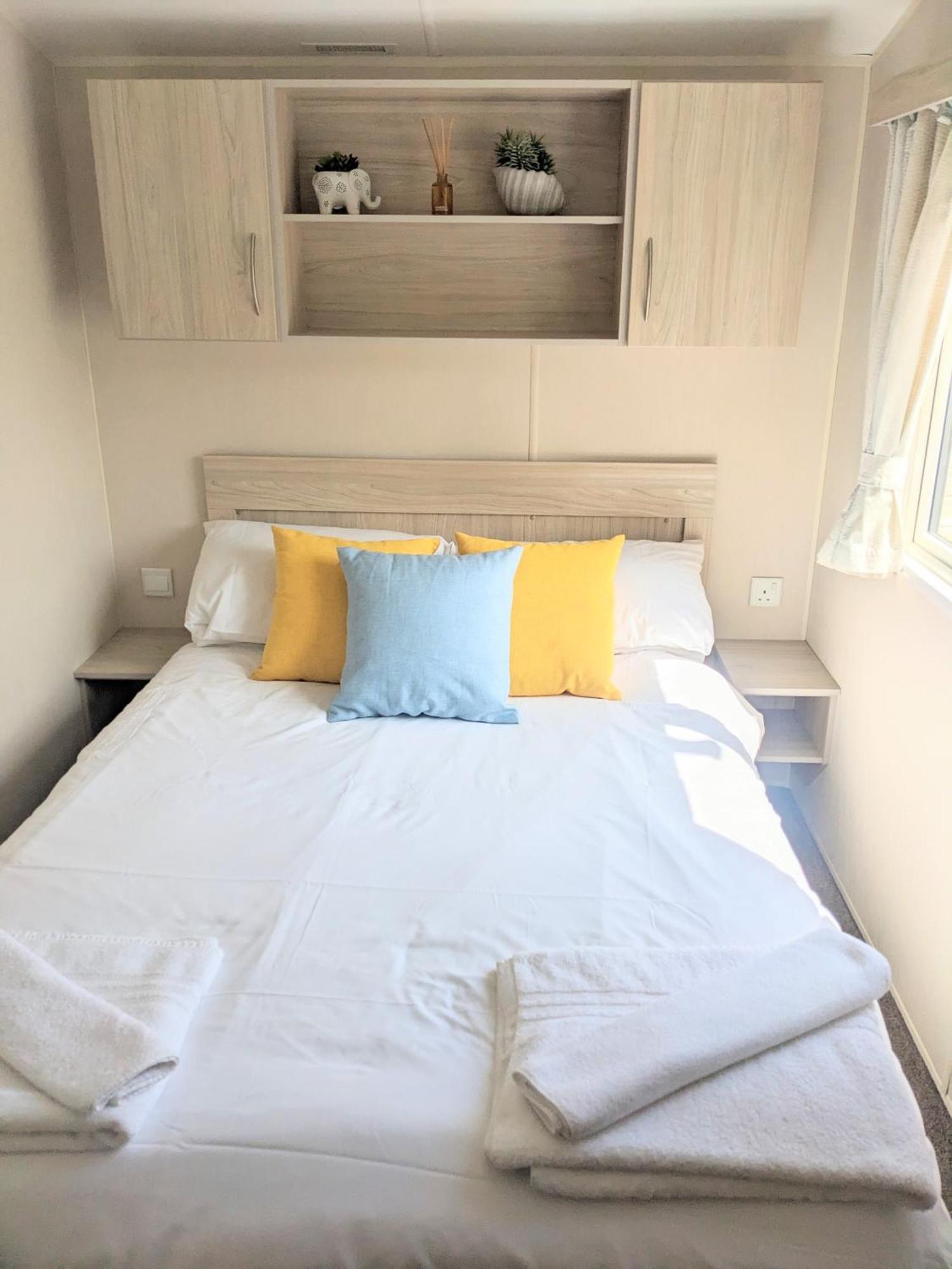 Large 4 Person Couples And Family Caravan In Newquay Bay Resort Zewnętrze zdjęcie